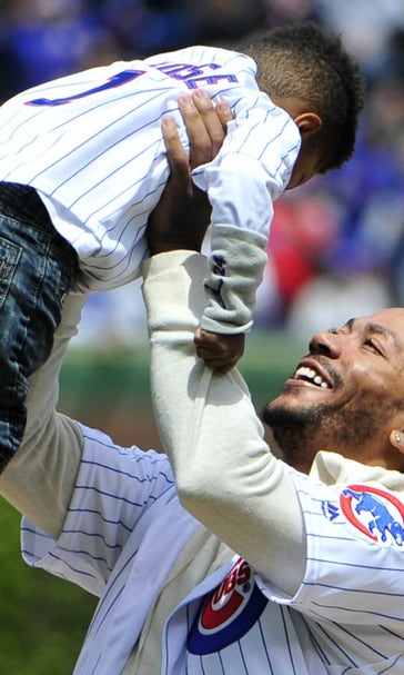 Derrick Rose's son throws out first pitch at Cubs game